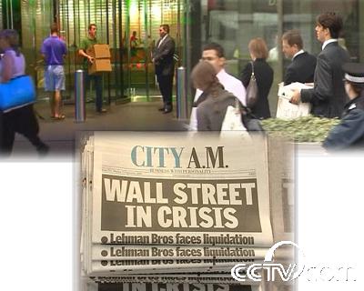 9月14號，美國第四大投資銀行——雷曼兄弟宣佈破産，當晚記者拍攝到員工們正在連夜搬家，不僅如此，全美最大的保險公司AIG也傳來瀕於崩潰的信號，這些消息震驚了整條華爾街，也震動了全球的金融市場，美國金融媒體用醒目的標題——“危情華爾街”對此次的金融巨變進行了報道。