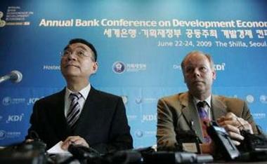 World Bank Senior Vice President and Chief Economist Justin Lin (L) and World Bank Prospects Group Manager Hans Timmer wait to speak at their news conference launching the Global Development Finance Report 2009, part of the Annual Bank Conference on Development Economics, in Seoul June 22, 2009.REUTERS/Jo Yong-Hak