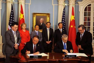 Xie Zhenhua (L), vice minister of China's State Development and Reform Commission, and Todd Stern (R), United States climate change envoy, sign the climate change part of the bilateral Memorandum of Understanding (MOU) in Washinton D.C., capital of the United States, July 28, 2009. China and the United States signed the Memorandum of Understanding (MOU) here Tuesday on the cooperation in energy, climate change and environment. (Xinhua/Shen Hong)