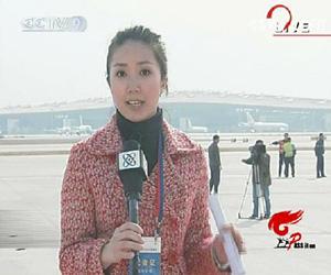 CCTV Internatiinal journilist Wangmangmang reports at Beijing International Airport. (CCTV.com)