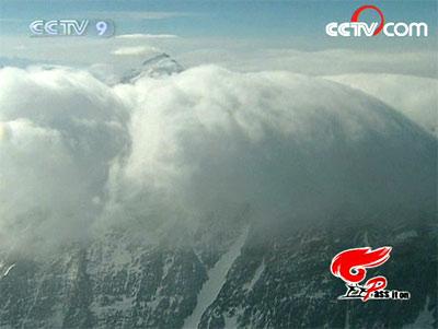 A cloud with a thickness of about 30 meters is seen hovering the top of Mount Qomolangma.