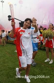 The first torchbearer Qian Hong started the relay in Tangshan Sports Center at 8:10 am.