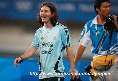 Argentine soccer player Lionel Messi (L) takes part in a training session in Olympic co-host city of Shanghai, east China, Aug. 6, 2008.(Xinhua/Pei Xin)