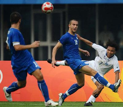 Sebastian Giovinco (C) of Italy stops the ball (Photo Credit: Xinhua)
