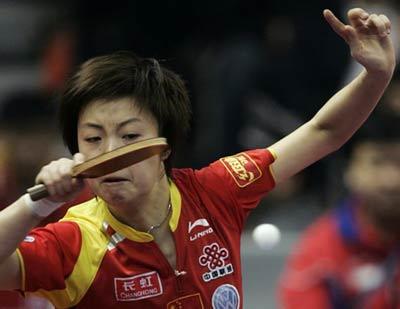 China's Zhang Yining returns a shot to Singapore's Li Jia-wei during the women's final of the World Team Table Tennis Championships in the southern Chinese city of Guangzhou March 1, 2008. [Agencies]