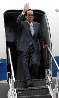 Japanese Prime Minister Yasuo Fukuda alights from his plane at the Beijing Capital International Airport in Beijing, China, Aug. 8, 2008. Yasuo Fukuda arrived in Beijing on Thursday to attend the opening ceremony of the Beijing Olympic Games. (Xinhua Photo)