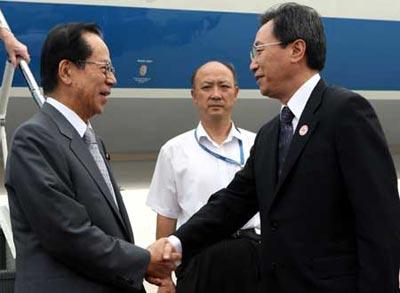 Japanese Prime Minister Yasuo Fukuda (L) is greeted by Chinese Vice Minister of Foreign Affairs Wu Dawei (R) at the Beijing Capital International Airport in Beijing, China, Aug. 8, 2008. (Xinhua Photo)