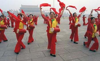 Amateur dancers perform traditional drum dance at the Tian'anmen Square in central Beijing, capital of China, Aug. 8, 2008, during a promotional event for the opening of the 29th Olympic Games, slated for Friday evening. (Xinhua/Wang Zhide)