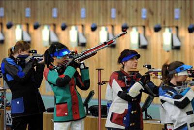 Chinese markswoman Du Li (2nd L) competes during women's 10m Air rifle qualification at Beijing Shooting Range Hall in Beijing, China, Aug. 9, 2008. (Xinhua/Wang Qingqin)