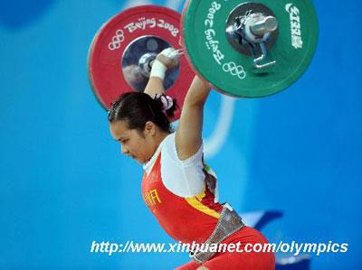 Chen Xiexia of China takes a good snatch lift during the women's 48kg group A competition of weightlifting event at Beijing 2008 Olympic Games at the Beijing University of Aeronautics & Astronautics Gymnasium in Beijing, China, Aug. 9, 2008. (Xinhua/Yang Lei Photo)