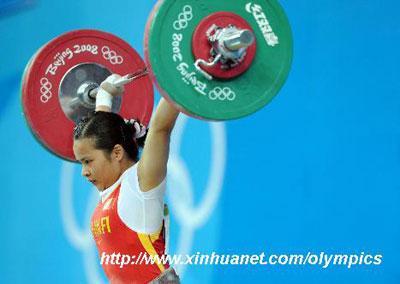 Chen Xiexia of China takes a good snatch lift during the women's 48kg group A competition of weightlifting at Beijing 2008 Olympic Games at the Beijing University of Aeronautics & Astronautics Gymnasium in Beijing, China, Aug. 9, 2008. (Xinhua/Yang Lei Photo)