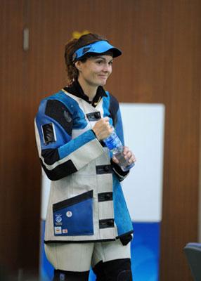 Markswoman Katerina Emmons of Czech prepares for competition during women's 10m Air rifle final of Beijing Olympic Games at Beijing Shooting Range Hall in Beijing, China, Aug. 9, 2008. (Xinhua/Jiao Weiping)