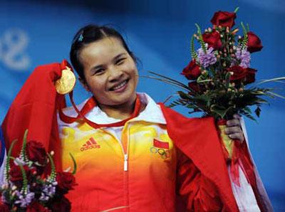 Gold medalist Chen Xiexia of China shows the gold medal at the awarding ceremony of the women's 48kg weightlifting event at Beijing 2008 Olympic Games at the Beijing University of Aeronautics & Astronautics Gymnasium in Beijing, China, Aug. 9, 2008. Chen won the first gold for the Chinese Delegation with a total of 212 kilos. (Xinhua/Yang Lei)