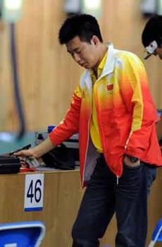 Pang Wei of China prepares to shoot during men's 10m air pistol qulification of Beijing Olympic Games at Beijing Shooting Range Hall in Beijing, China, Aug. 9, 2008. Pang Wei won the gold medal in men's 10m air pistol final. (Xinhua/Wang Qingqin)