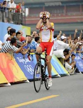 Spaniard Samuel Sanchez celebrates after winning the gold medal in the men's road race of the Beijing 2008 Olympic Games in Beijing, China, Aug. 9, 2008. Sanchez completed the 245.4-kilometre-long course in a time of 6 hours 23 minutes 49 seconds. (Xinhua/Zhang Duo) 