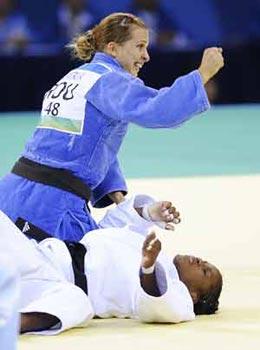 Alina Alexandra Dumitru(blue) of Romania competes against Yanet Bermoy of Cuba during the women -48kg final of judo at Beijing 2008 Olympic Games in Beijing, China, Aug. 9, 2008. Dumitru won the match and claimed the title in this event. (Xinhua/Wu Xiaoling)