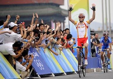 Spaniard Samuel Sanchez celebrates after winning the gold medal in the men's road race of the Beijing 2008 Olympic Games in Beijing, China, Aug. 9, 2008. (Xinhua Photo)