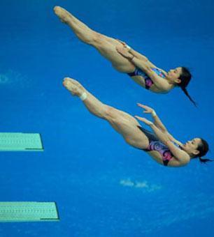 Guo Jingjing(above) and Wu Minxia of China dive during women’s sync. 3m springboard final of the Beijing 2008 Olympic Games at National Aquatics Center in Beijing, China, August 10, 2008. Guo Jingjing and Wu Minxia won the gold medal in the event.(Xinhua)