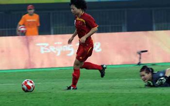 Xu Yuan (L) of China shoots during the Beijing Olympic women's football tournament Group E match between China and Canada in Tianjin, Olympic co-host city in north China, Aug. 9, 2008. (Xinhua Photo)