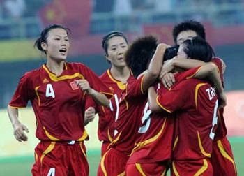 Players of China celebrate the goal during the Beijing Olympic women's football tournament Group E match between China and Canada in Tianjin, Olympic co-host city in north China, Aug. 9, 2008.(Xinhua Photo)
