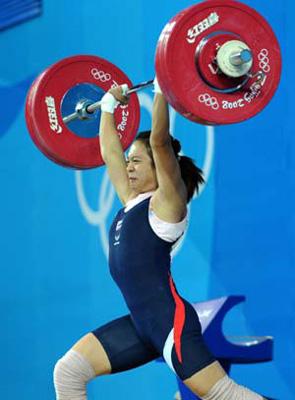 Prapawadee Jaroenrattanatarakoon of Thailand takes a lift at the women's 53kg final of weightlifting at Beijing 2008 Olympic Games in Beijing, China, Aug. 10, 2008. Prapawadee claimed title in this event and set a new Olympic record with 126 kilos in clean and jerk lift.(Xinhua Photo)
