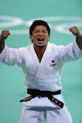 Masato Uchishiba of Japan celebrates after defeating Benjamin Darbelet of France during the men-66 kg final of judo at the Beijing Olympics in Beijing, China, Aug. 10, 2008. Uchishiba won the gold medal. (Xinhua/Guo Dayue)