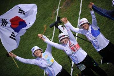 South Korea athletes celebrate after wining the gold of the women's team final of archery at Beijing 2008 Olympic Games in Beijing, China, Aug. 10, 2008. South Korea defeated China and claimed the title in this event.(Xinhua Photo)