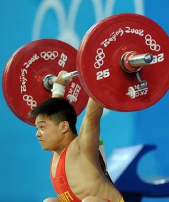 Long Qingquan of China takes a lift at the men's 56kg final of weightlifting at Beijing 2008 Olympic Games in Beijing, China, Aug. 10, 2008. Long claimed title in this event. (Xinhua/Yang Lei) 