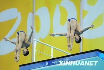 Chinese Lin Yue and Huo Liang scored 468.18 points to win the men's 10m synchronized diving gold medal 