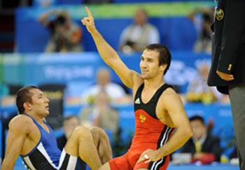 Islam-Beka Albiev (R) of Russia gestures during his match with Vitaliy Rahimov of Azerbaijian at the men's Greco-Roman 60kg gold medal match at the Beijing 2008 Olympic Games in Beijing, China, Aug. 12, 2008. Islam-Beka Albiev won the bout and grabbed the gold medal of the event. (Xinhua/ Li Gang)