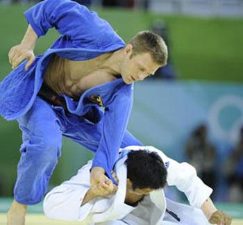 Ole Bischof of Germany in blue competes during the men's 81 kg final of Judo against Kim Jaebum of South Korea in white at Beijing 2008 Olympic Games in Beijing, China, Aug. 12, 2008. Ole Bischof of Germany won the gold medal in the event. (Xinhua Photo)
