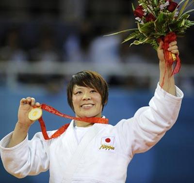 Gold medalist Ayumi Tanimoto of Japan smiles during the awarding ceremony of women's 63 kg final of Judo at Beijing 2008 Olympic Games in Beijing, China, Aug. 12, 2008. (Xinhua Photo)
