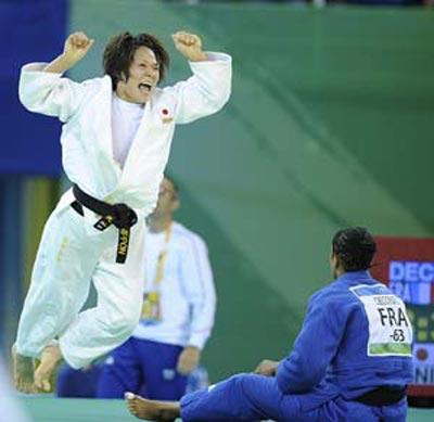 Ayumi Tanimoto of Japan in white celebrates after the women's 63 kg final of Judo against Lucie Decosse of France in blue at Beijing 2008 Olympic Games in Beijing, China, Aug. 12, 2008. Ayumi Tanimoto of Japan won the gold medal in the event. (Xinhua/Wu Xiaoling)