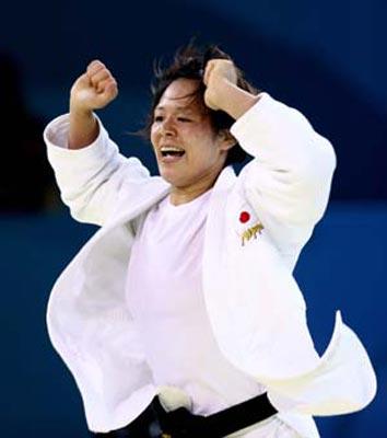 Ayumi Tanimoto of Japan celebrates after the women's 63 kg final of Judo against Lucie Decosse of France in blue at Beijing 2008 Olympic Games in Beijing, China, Aug. 12, 2008. Ayumi Tanimoto of Japan won the gold medal in the event. (Xinhua/Chen Jianli)