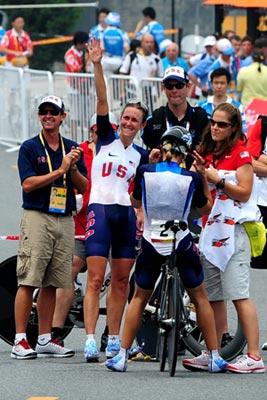 Kristin Armstrong (2nd L) of the United States celebrates after winning the women's individual time trial of the Beijing 2008 Olympic Games cycling event in Beijing, China, Aug. 13, 2008. Kristin Armstrong finished the 23.5km course with a total time of 34:51.72 and won the gold medal of the event. (Xinhua/Li Ziheng)