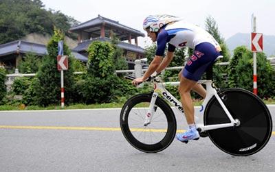 Kristin Armstrong of the United States rides during the women's individual time trial of the Beijing 2008 Olympic Games cycling event in Beijing, China, Aug. 13, 2008. Kristin Armstrong finished the 23.5km course with a total time of 34:51.72 and won the gold medal of the event. (Xinhua/Zhang Duo)