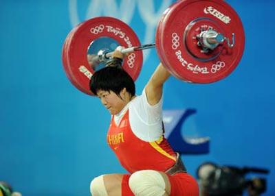Liu Chunhong of China takes a snatch lift during the women's 69kg final of weightlifting at Beijing 2008 Olympic Games in Beijing, China, Aug. 13, 2008. Liu set a new world record in snatch lift with 128 kilos.(Xinhua Photo/Yang Lei)