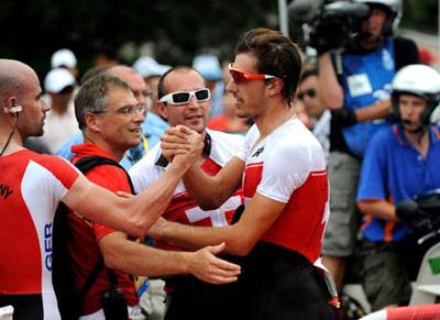 Fabian Cancellara (R) of Switzerland is congratulated after finishing the Men’s Individual Time Trial of the Beijing 2008 Olympic Games cycling event in Beijing, China, Aug. 13, 2008. Fabian Cancellara finished 47.3 km with a final time of 1:02:11.43 and won the gold medal in the event.(Xinhua Photo)