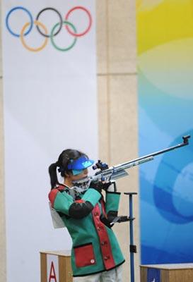 Du Li of China competes during the women's 50m rifle 3 pos. final at Beijing 2008 Olympic Games in Beijing, China, Aug. 14, 2008. Du claimed the title in this event. (Xinhua Photo)