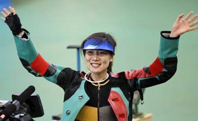 Du Li of China waves to spectators after winning the women's 50m rifle 3 pos. final at Beijing 2008 Olympic Games in Beijing, China, Aug. 14, 2008. Du claimed the title in this event. (Xinhua/Bao Feifei)
