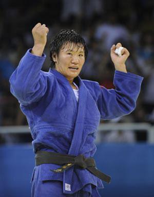 Yang Xiuli (blue) of China celebrates victory over Yalennis Castillo of Cuba during the Women 78 kg gold medal contest of the Beijing 2008 Olympic Games judo event in Beijing, China, Aug. 14, 2008. Yang Xiuli won the contest and claimed the gold. (Xinhua Photo)
