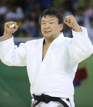 Tuvshinbayar Naidan (white) of Mongolia celebrates the victory over Askhat Zhitkeyev of Kazakhstan during the men 100 kg gold medal contest of the Beijing 2008 Olympic Games judo event in Beijing, China, Aug. 14, 2008. Tuvshinbayar Naidan won the contest and claimed the gold.(Xinhua Photo)