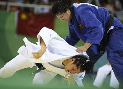 Yang Xiuli (blue) of China fights against Yalennis Castillo of Cuba during the Women 78 kg gold medal contest of the Beijing 2008 Olympic Games judo event in Beijing, China, Aug. 14, 2008. Yang Xiuli won the contest and claimed the gold. (Xinhua/Wu Xiaoling)