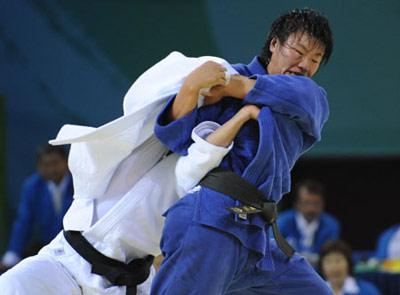 Yang Xiuli (blue) of China fights against Yalennis Castillo of Cuba during the Women 78 kg gold medal contest of the Beijing 2008 Olympic Games judo event in Beijing, China, Aug. 14, 2008. Yang Xiuli won the contest and claimed the gold. (Xinhua/Zhao Peng)