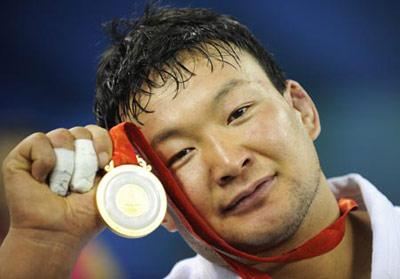 Gold medalist Tuvshinbayar Naidan of Mongolia poses on the podium during the awarding ceremony of men 100 kg of the Beijing 2008 Olympic Games judo event in Beijing, China, Aug. 14, 2008.(Xinhua Photo)