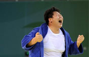 Tong Wen of China wins women´s over 78kg judo gold at Beijing Olympics 