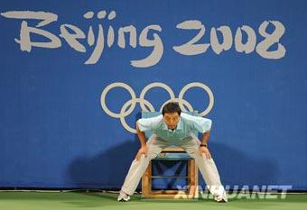 A linesman is seriously executing the law in Beijing Olympic tennis games.(Photo Xinhua)