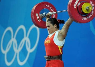 Cao Lei of China tries a lift during women's 75kg group A competition of the Beijing 2008 Olympic Games weightlifting event in Beijing, China, Aug. 15, 2008. Cao Lei set the new Olympic record of women's 75kg snatch with 128 kg.(Xinhua Photo/Yang Lei)