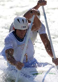 Pavol Hochschorner (front) and Peter Hochschorner of Slovakia compete during the canoe double (C2) men final at the Beijing Olympic Games Canoe/Kayak Slalom event in Beijing, China, Aug. 15, 2008. won the gold medal of the event. (Xinhua/Liu Dawei)