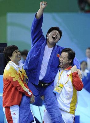 Tong Wen (C) celebrates after Women +78kg Gold Medal Contest. (Photo credit: Wu Xiaoling/Xinhua)